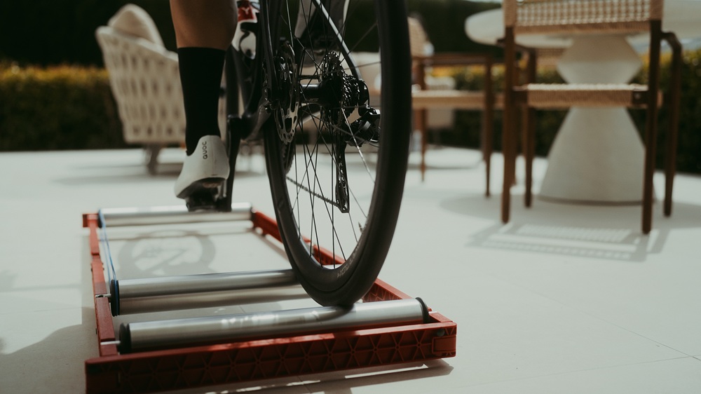 Cómo mejorar tu equilibrio en la bici con rodillos de rulos trucos para entrenar seguro en casa Rodillos de rulos para bicicleta: beneficios para tu salud más allá del rendimiento deportivo